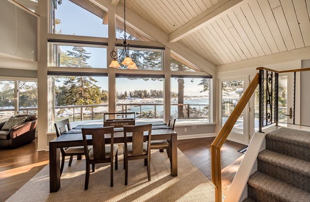 Morningside. Waterfront home with seasonal dock and float, Pet friendly!