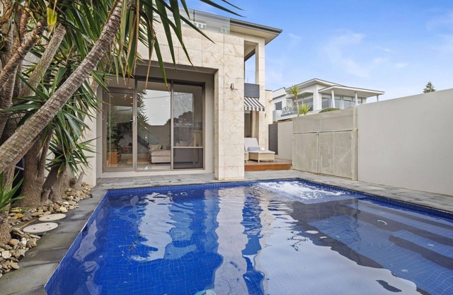 Mornington Beachfront Bliss - Pool, Spa & Rooftop Sunsets
