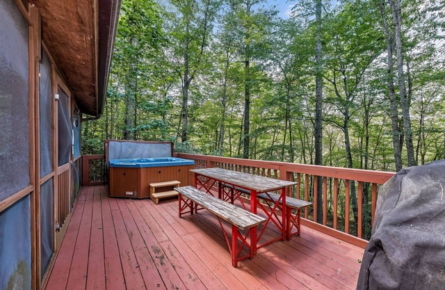 Mossy Top Log Cabin + Hot Tub + Hiking to New River