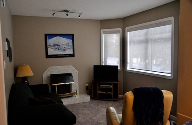 Most affordable on the Mountain - Ground Level Suite - Ski in/out!