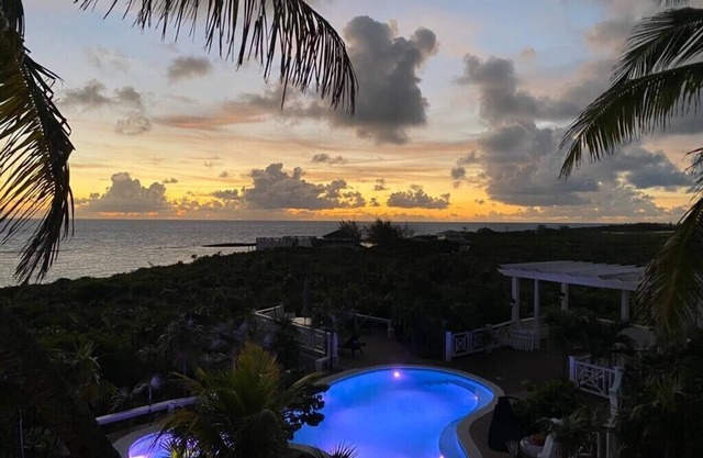 Most Luxurious Beachfront 6500 soft Estate w/pool, jacuzzi and Kayaks.