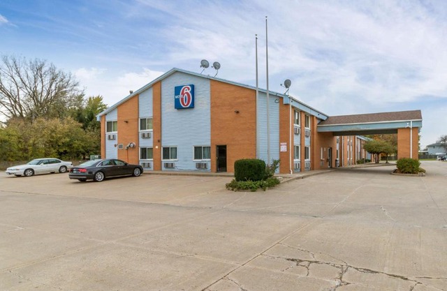 Motel 6-Davenport, IA