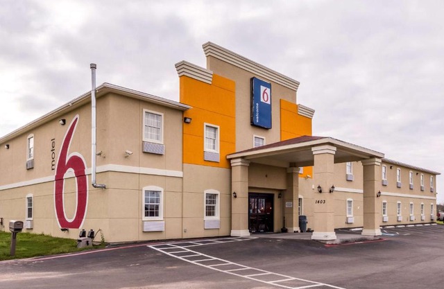 Motel 6-Jourdanton, TX