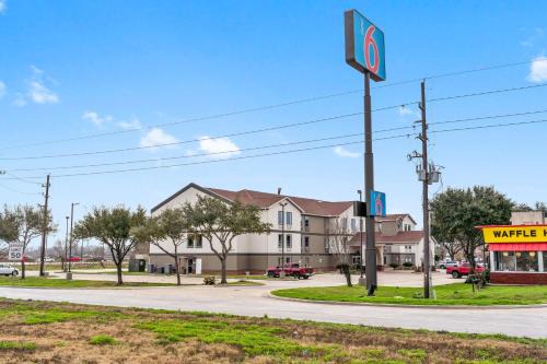 Motel 6-Rosenberg, TX