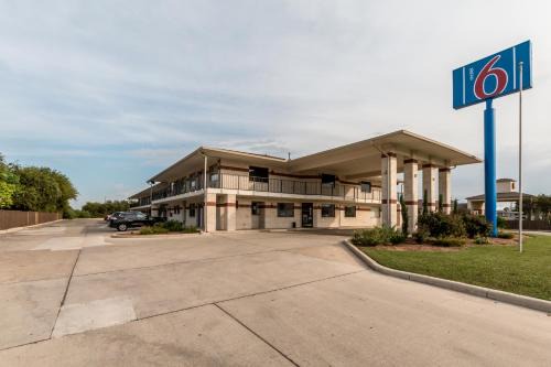Motel 6-San Antonio, TX - South WW White Rd