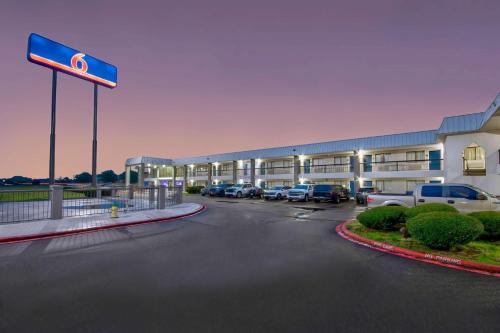 Motel 6 Texarkana, TX