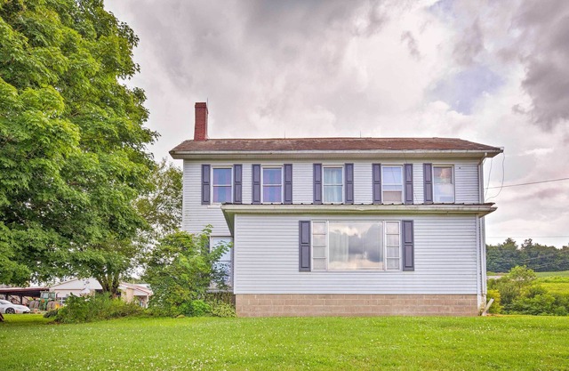 Mount Perry Home on Working Farm w/BBQ & Pond!