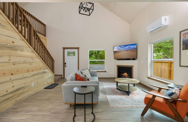 Mount Rainier 3 Bedroom Modern Cabin with Hot Tub