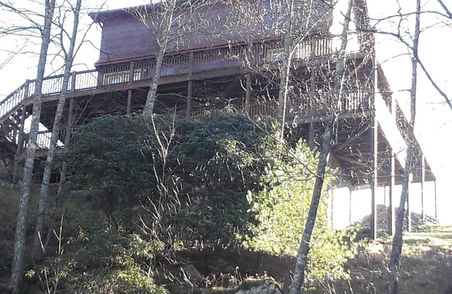 Mountain Cabin located in a gated community, within walking distance to river.