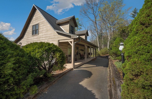 Mountain Cabin, Screen Porch, Hot Tub, Jacuzzi Tub, WiFi