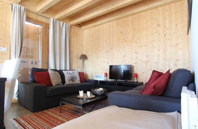 Mountain Chalet, 8 Guests, 4 Bedrooms, South-West Facing, Pet-Friendly, Chamrousse