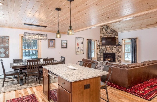 Mountain Chalet with hot tub and game room