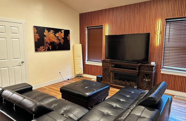 Mountain & City Getaway: 6BR, 2 Kitchens, 3 Bathrm