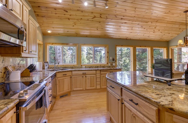 Mountain Escape: Scattered Pines Cabin w/Deck!