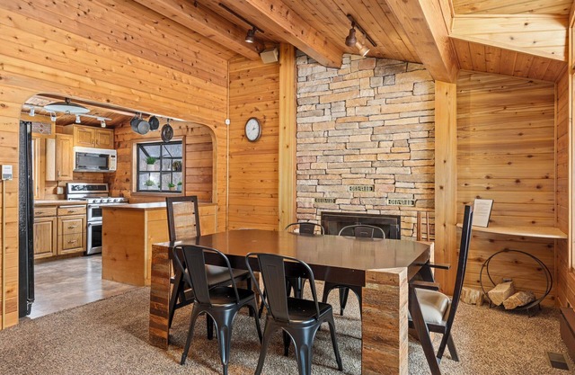 Mountain Family Cabin w/4 bedrooms & pool table
