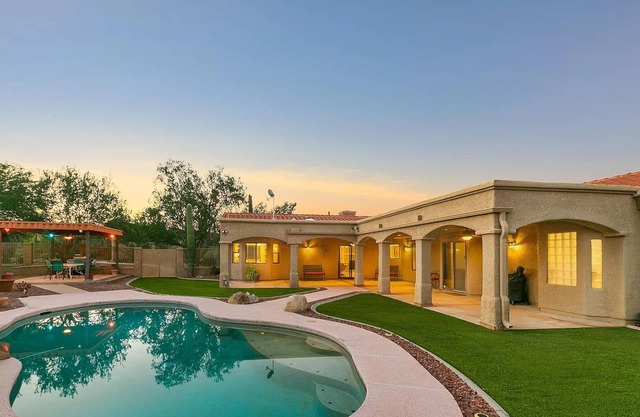 Mountain Home Pool VIEWS Garage FUN Backyard Spacious Private Close to UofAn