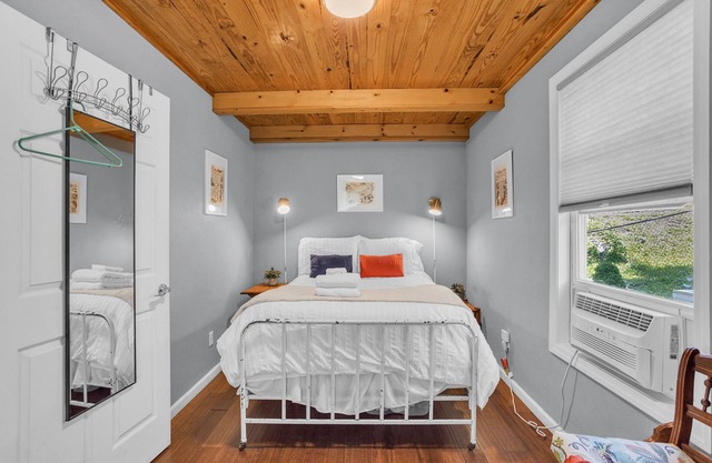 Mountain Koru Near Trails & Town 2 Bedroom Cabin