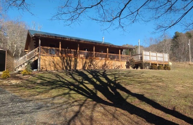 Mountain Log Home w/Open Floor Plan & Mountain Views