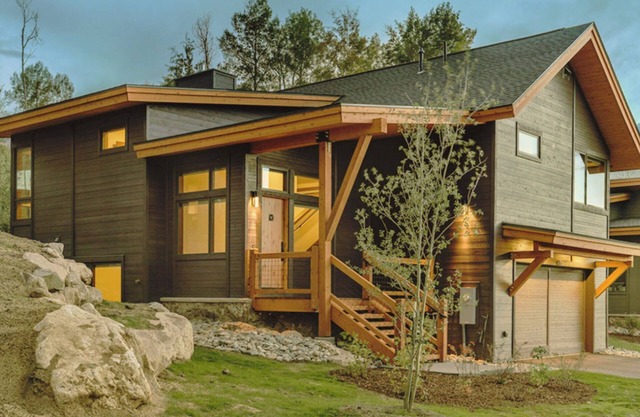 Mountain Modern Home in Summit Sky Ranch. Pool, hot tubs, close to skiing