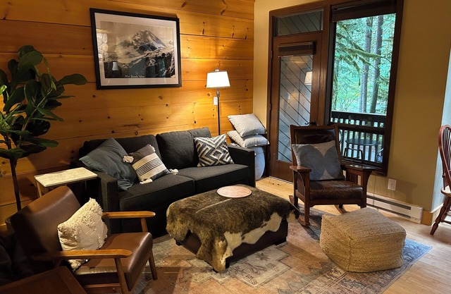 Mountain Retreat near mt Baker, cozy 1bedroom Condo w/Pool, Hot Tub, Crib, wifi