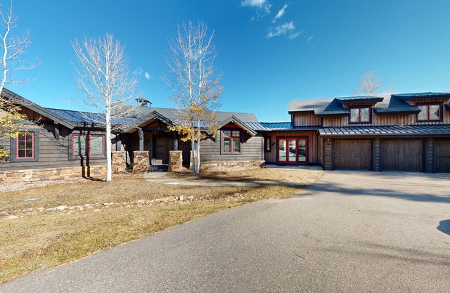 Mountain retreat with hot tub, fully stocked kitchen & great views