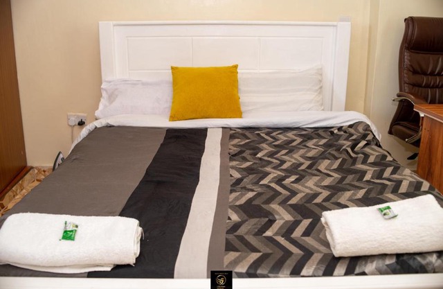 Mountain view apartment at Ahadi flats Netflix,Parking and Internet