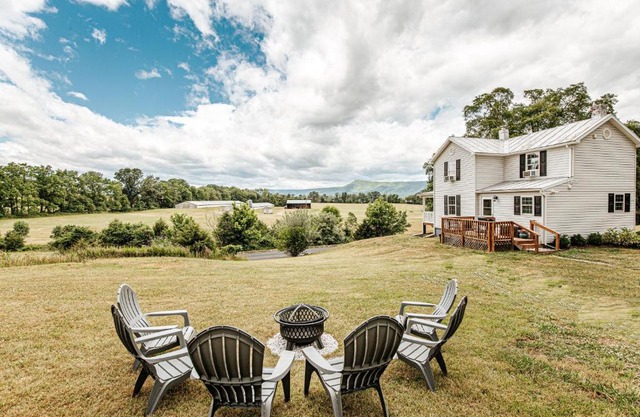 Mountain View Farmhouse in Luray, Family Friendly