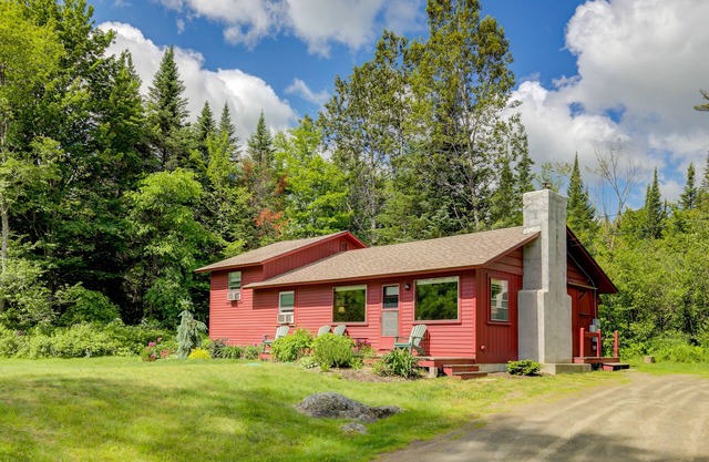 Mountain-view home with wood stove, close to town & slopes - dogs welcome