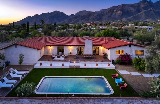 Mountain-view house with private pool, chef's kitchen, & AC - snowbird-friendly