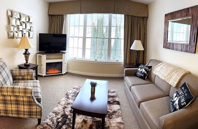 Mountain View Suite at Jiminy Peak - Ski On Off - Near Elevator, Pool, and Lobby