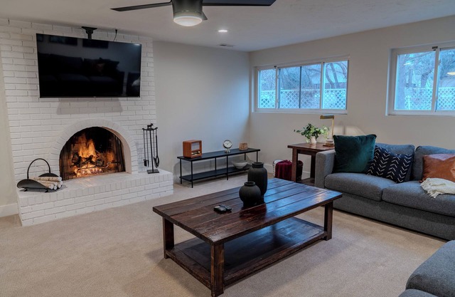 Mountain Views - 7 Min to Both Canyons - Fireplace - Spacious 3 Br - Bball Court