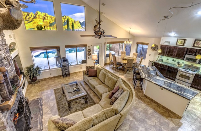 MOUNTAIN VIEWS, KOI POND, HOT TUB, POOL, 1GIG WIFI, 1/2 mile Starbucks/Safeway!