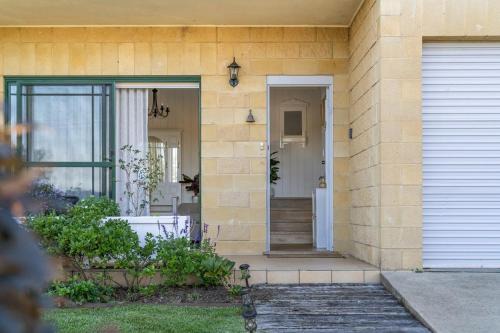 Mountain Views Milton - renovated home near village