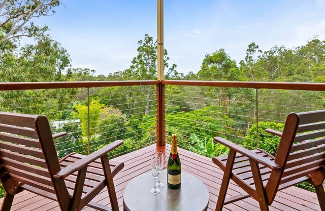 Mountain Views, Tranquil 4 Bed Upper Unit