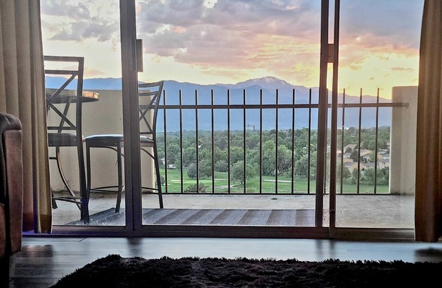 Mountain Views! 2 bdrm, full home, 10th floor- 48ft balcony Pike's Peak sunsets!