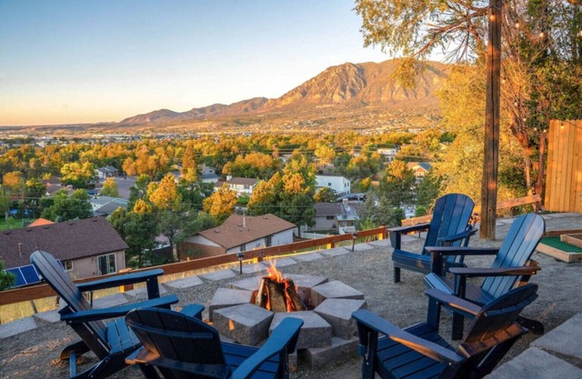 Mountain Views ~Climbing wall ~Mini Golf ~Hot tub