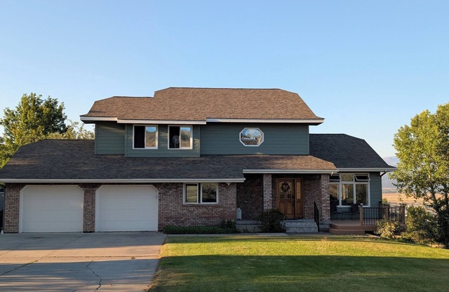 Mountain Views with Expansive Deck Luxury 4BR Home. nNear Downtown and Airport