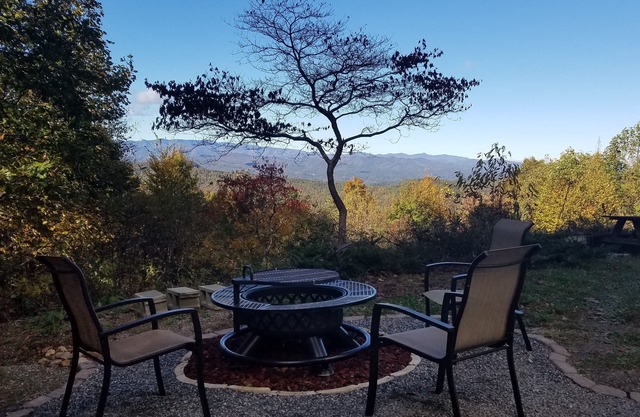 Mountaintop suite, mountain views, one level, King bed, pet friendly, accessible