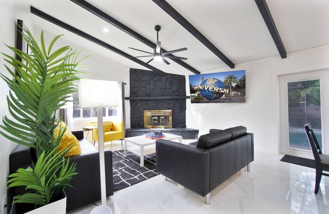 Moxy Luxe - Charming 4-bedroom house with AC and WiFi in delightful Casselberry