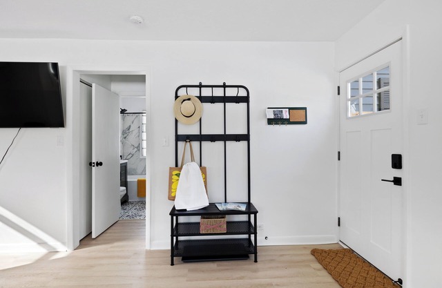 MTM Premier, Modern 1 Bedroom, 1 Bath