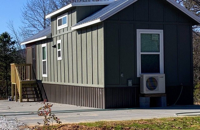 Mtn Cabin Getaway-Best Location! -Hike-Bike-Winery-Fire Pit-Screened in Porch