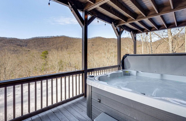 Mtn-View Cabin w/Hot Tub & Balcony in Murphy