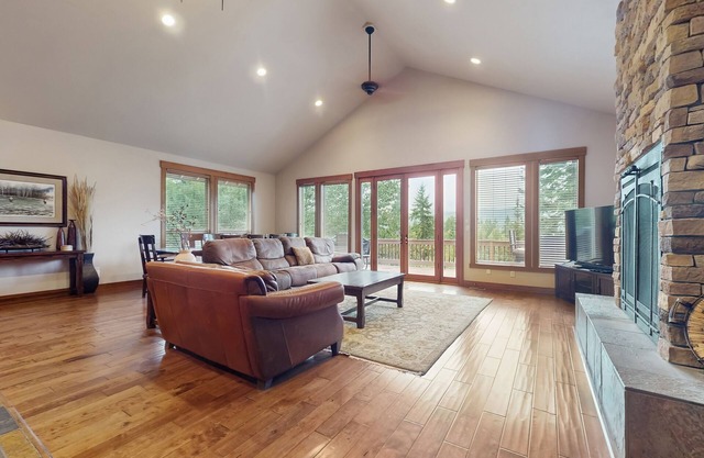 Mtn-view cabin with private hot tub, game room, firepit, large deck, fireplaces