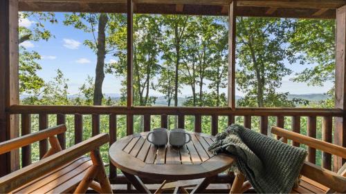 MTN Views Hot Tub Fire Pit Pool Table Games