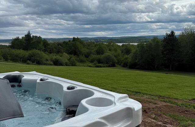 Muddy River Retreat - Private backyard with Hot tub