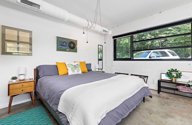 Muffin Suite King Bed 1bath with a dedicated parking spot Book a stay now!