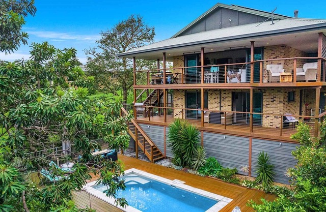 Mulivista - spacious home with ocean views & pool