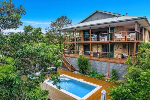 Mulivista - spacious home with ocean views & pool