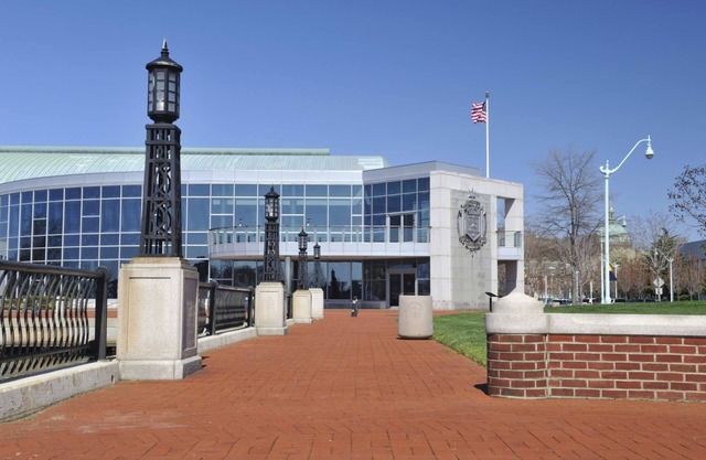 Multiple family spaces both inside and out 13 mins to USNA
