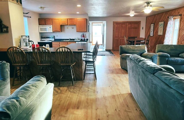 Multipurpose Hunting Lodge + 400 Acres + Sleeps 11